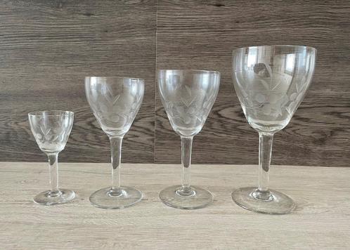 12-delige set geslepen glazen met gegraveerd motief (48st), Antiek en Kunst, Antiek | Glaswerk en Kristal, Ophalen