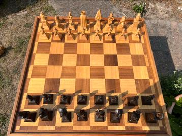 Reuze schaakbord in hout beschikbaar voor biedingen
