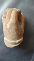 Main de statue, Enlèvement