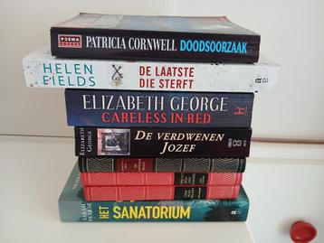 Wegens opruiming boekenkast: thrillers en detectives in de a beschikbaar voor biedingen