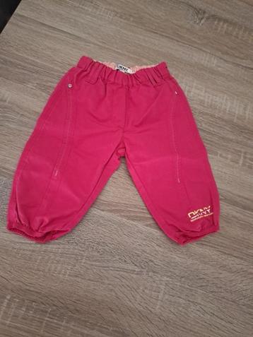 DKNY roze broek - 9 maand, Pantalon, Enlèvement ou Envoi, Comme neuf, Fille