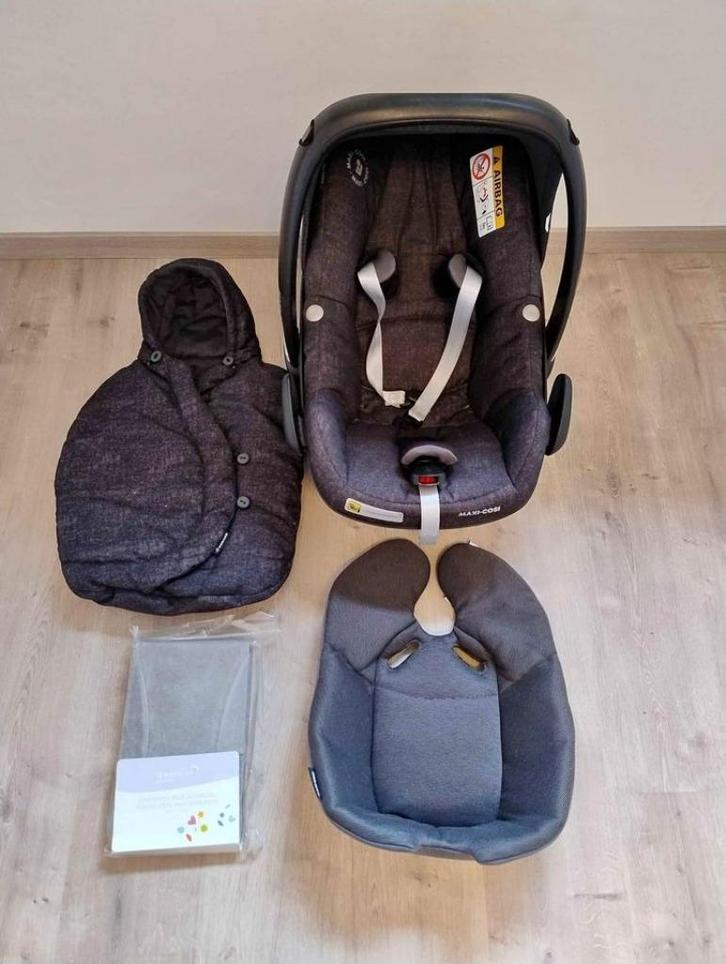 Autostoel Maxi Cosi Pebble Plus + verkleinkussen + voetenzak, Kinderen en Baby's, Babydragers en Draagdoeken, Zo goed als nieuw