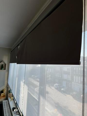 Verduisterende rolgordijnen beschikbaar voor biedingen