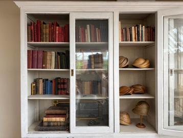 Prachtig antieke bibliotheek bestaande uit 138 oude boeken beschikbaar voor biedingen