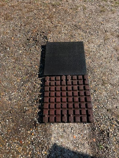 Rubberen tegels ca 50x50x4,5 speeltoestel stal dak ruim 30m2, Kinderen en Baby's, Speelgoed | Buiten | Speeltoestellen, Ophalen