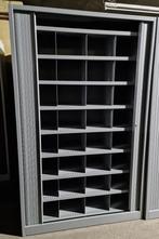 Liquidatie Metalen kast met schuifdeur.