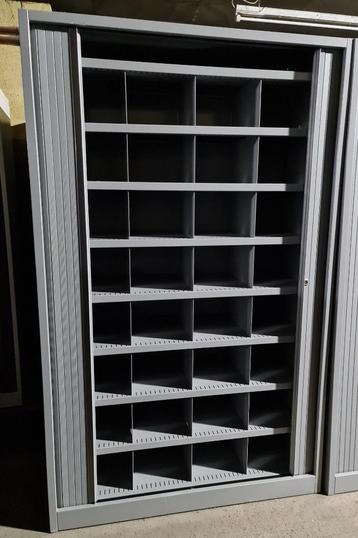 Liquidatie Metalen kast met schuifdeur. beschikbaar voor biedingen