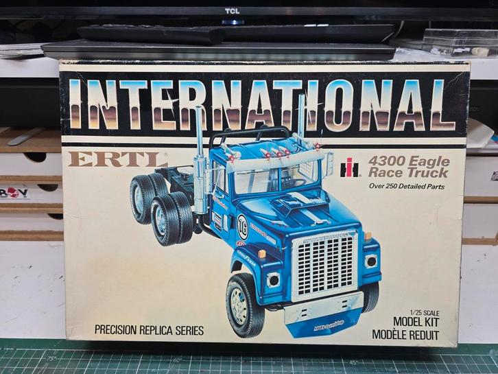 Ertl 8039 International 4300 Eagle racetruck. ZELDZAAM., Hobby en Vrije tijd, Modelbouw | Auto's en Voertuigen, Zo goed als nieuw