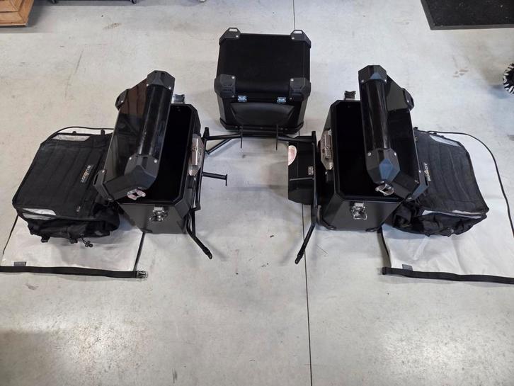 Bumot Defender Evo kofferset en Xtremada tassen, Motos, Accessoires | Valises & Sacs, Comme neuf, Enlèvement