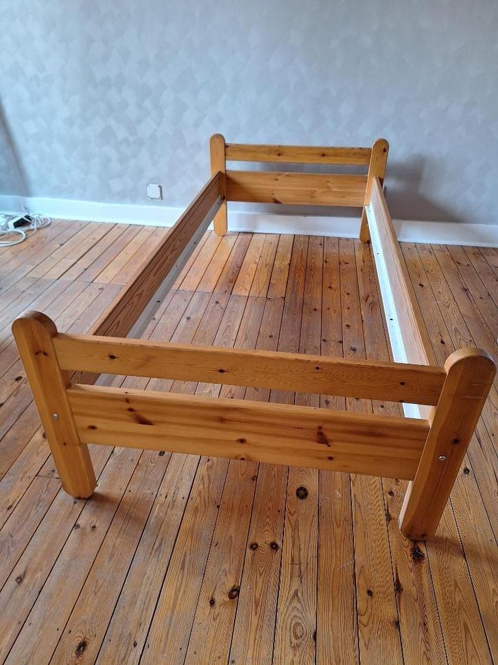 Bedframe van massief grenen, Huis en Inrichting, Slaapkamer | Bedden, Gebruikt, Eenpersoons, 90 cm, 200 cm, Hout, Bruin, Ophalen