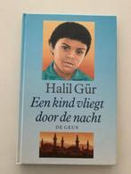 Een kind vliegt door de nacht, Halil Gür, in nieuwe staat, Livres, Livres pour enfants | Jeunesse | 10 à 12 ans, Comme neuf, Enlèvement ou Envoi