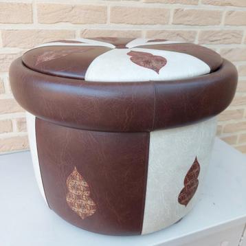 Retro skai poef beschikbaar voor biedingen