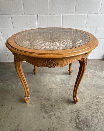 Prachtige tafel met houtsnijwerk  beschikbaar voor biedingen