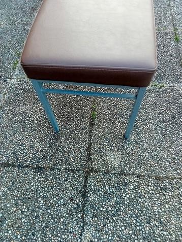 Krukje ijzer onderstel met mooie bekleding. beschikbaar voor biedingen