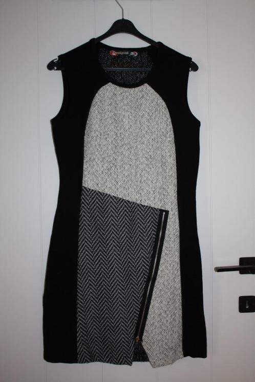 Mooie zwart/grijze patchwork kokerjurk van Desigual, maat 40, Vêtements | Femmes, Robes, Comme neuf, Taille 38/40 (M), Enlèvement ou Envoi