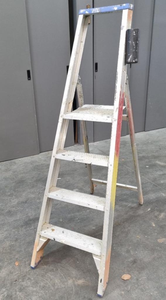 Solide, 4 treden bordestrap, Doe-het-zelf en Bouw, Ladders en Trappen, Gebruikt, Trap, Minder dan 2 meter, Ophalen