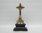 Antiek koperen kruisje op zwartmarmeren voet, Antiek en Kunst, Antiek | Religieuze voorwerpen, Ophalen