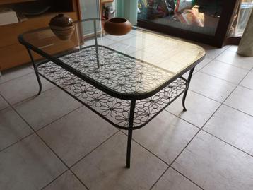 Salontafel met glas beschikbaar voor biedingen