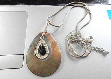 AVON: prachtige hanger, parelmoer aan ketting beschikbaar voor biedingen