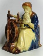 Een spinster in Vlaams aardewerk, groot model, Ophalen of Verzenden