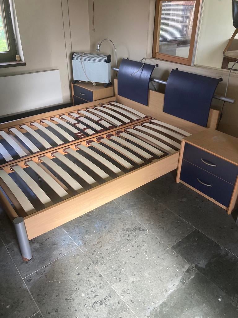 Dubbel bed met 2 nachtkastjes , 1 ladenkast en lattenbodems, Ophalen, Zo goed als nieuw, Blauw