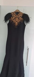 Zwart lang kleed met kleine sleep, goud accent en pluimen, Kleding | Dames, Galajurk, Zwart, Zo goed als nieuw, Ophalen