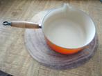 Le Creuset gamme orange poêlon saucière en fonte. Réf. 22, Maison & Meubles, Cuisine | Casseroles & Poêles, Enlèvement ou Envoi