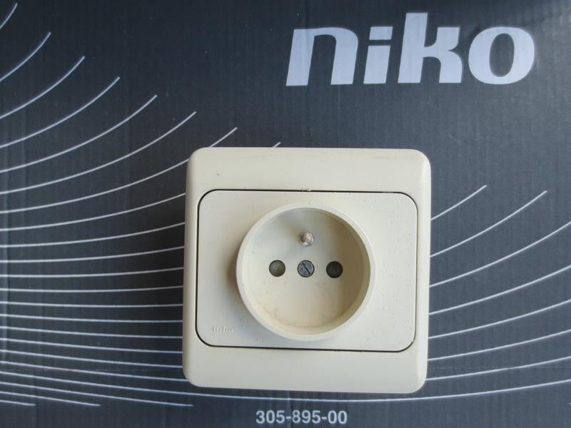 NIKO Schakelmateriaal, Doe-het-zelf en Bouw, Elektriciteit en Kabels, Gebruikt, Stopcontact, Ophalen of Verzenden