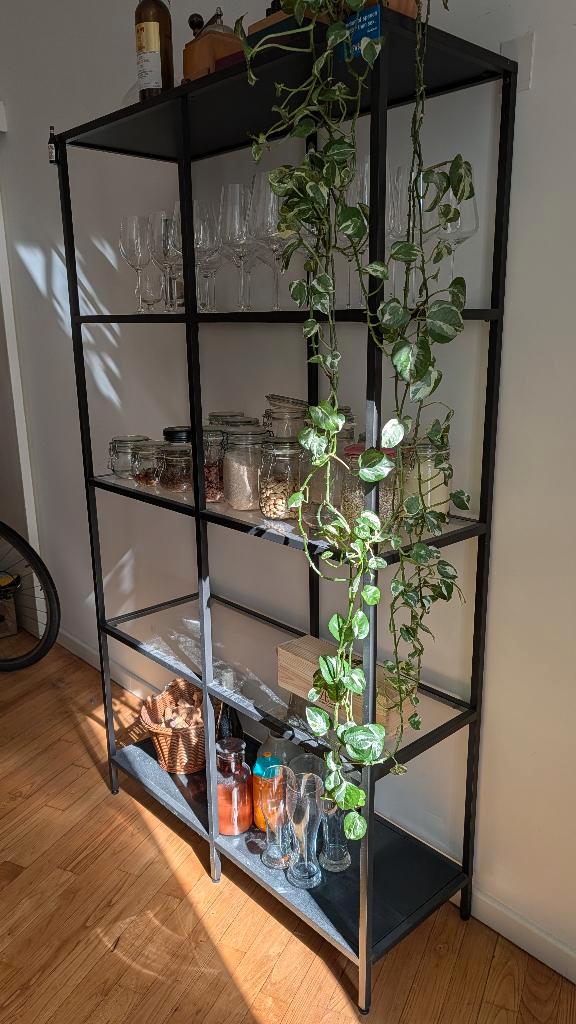 IKEA VITTSJÖ étagère 100175 métal noir-brun + verre, Maison & Meubles, Armoires | Étagères, Utilisé, Enlèvement
