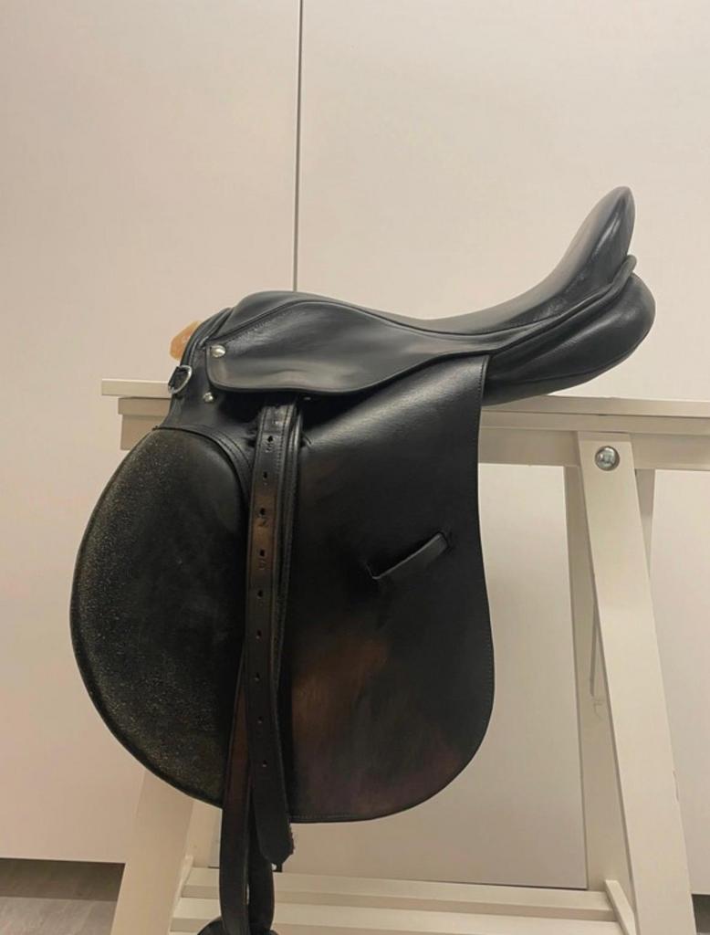 16 inch zwarte lederen stoel in perfecte staat, Dieren en Toebehoren, Paarden en Pony's | Zadels, Ophalen, Zo goed als nieuw