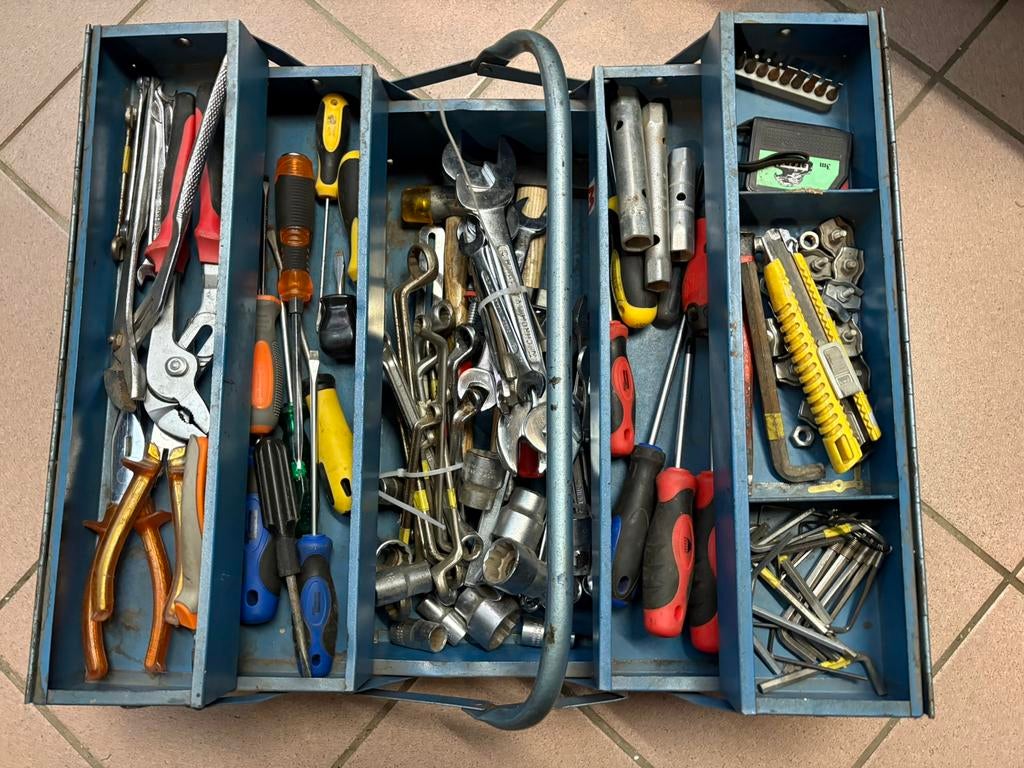 OUTILLAGE OUTILS DIVERS GARAGE ATELIER COFFRE + 70 outils, Bricolage & Construction, Enlèvement, Remplie, Comme neuf