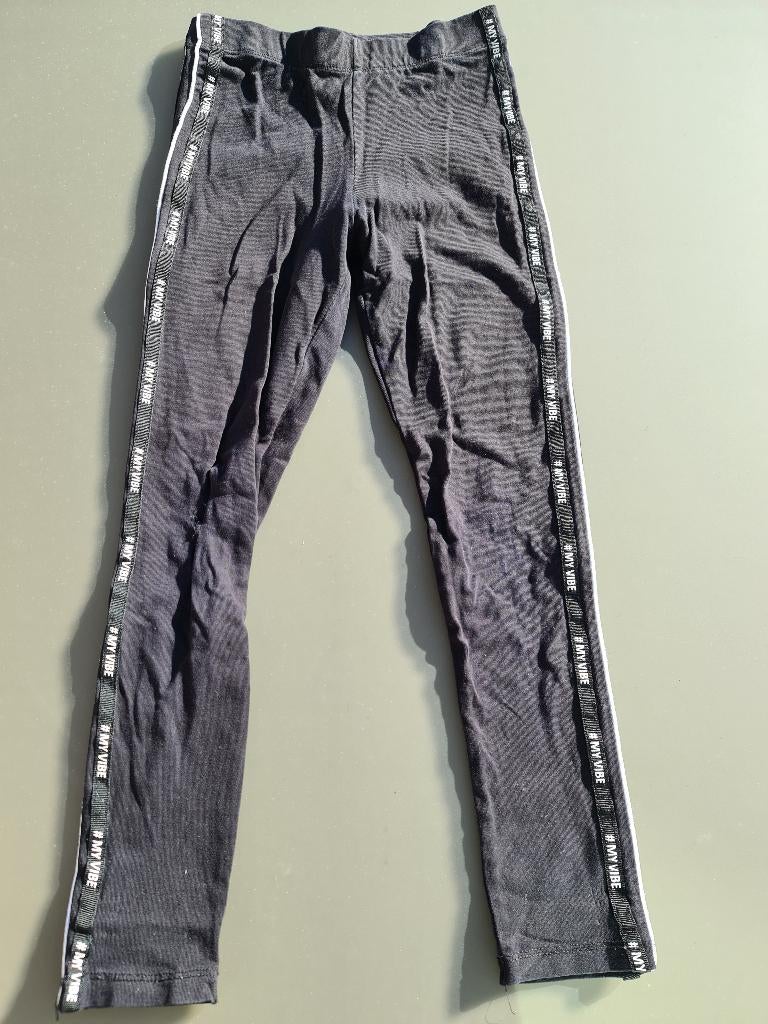 zwarte training broek My Vibe, CA, 128, Enfants & Bébés, Vêtements enfant | Taille 128, Enlèvement, Comme neuf, Pantalon