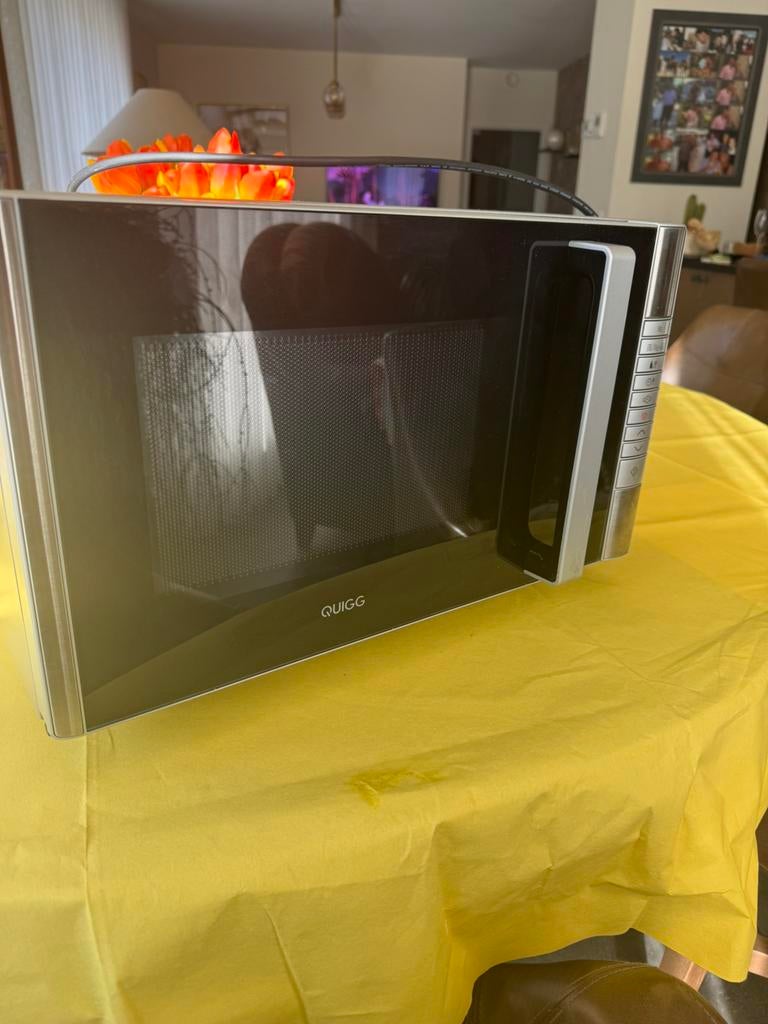 Micro-ondes avec grill en bon état !, Four, Enlèvement, Utilisé, 45 à 60 cm