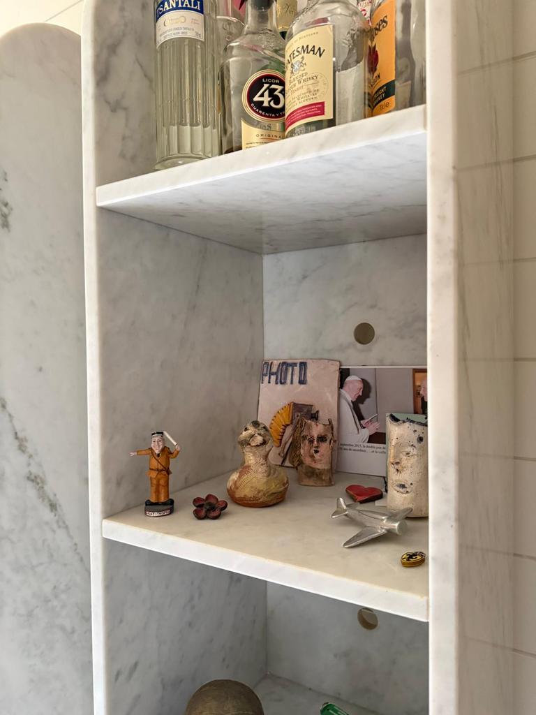 2 grote marmeren zuilen kasten vitrine weg door verhuis, Ophalen, Zo goed als nieuw