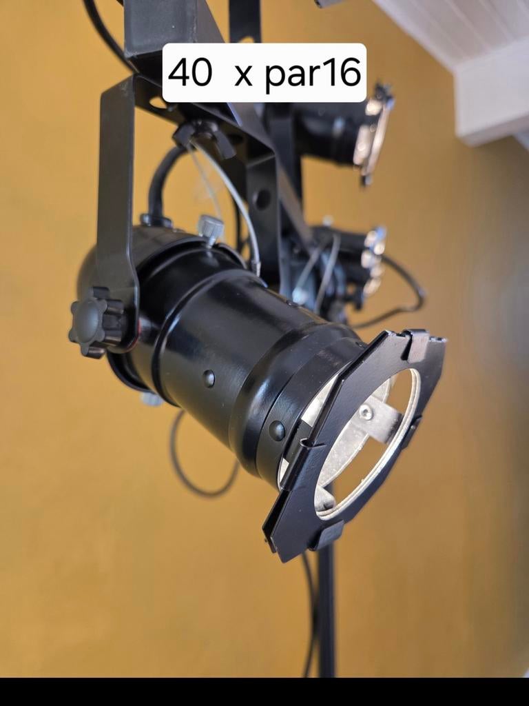 40 X PAR16 + 5 supports + câbles + 40 halogènes + 40 LED, Musique & Instruments, Enlèvement