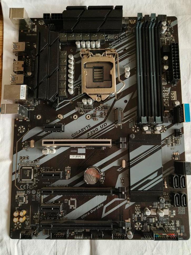 Gigabyte Z390 USD €60, Informatique & Logiciels, Cartes mères, Intel, DDR4, Enlèvement