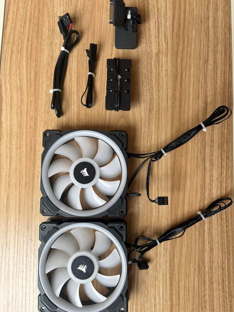 2x 240R Corsair Fans + Corsair Led Hub / RGB HUB, Computers en Software, Computerkoelers, Ophalen, Zo goed als nieuw