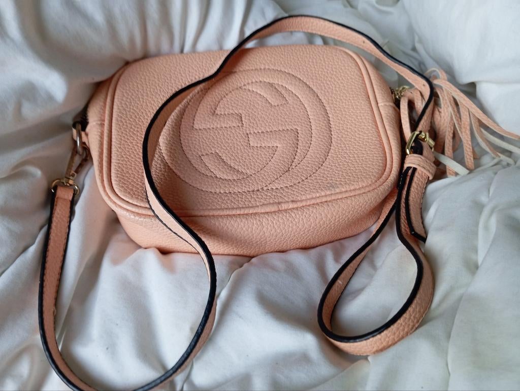 Zalmroos lederen schoudertasje met verstelbare riem, Handtassen en Accessoires, Tassen | Damestassen, Ophalen of Verzenden, Schoudertasje