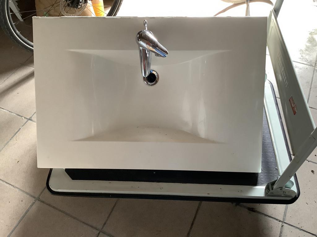 Wasbak van 52 cm op80 cm met kraan in goede staat, Ophalen, Zo goed als nieuw