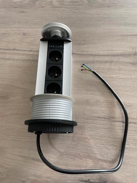 EVOline verzinkbare contactdoos – 3 stopcontacten - Type 931, Maison & Meubles, Cuisine | Éléments de cuisine, Utilisé, Moins de 100 cm