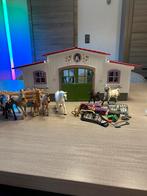 Stal + accessoires die bij de Stal horen + 5 paarden € 50, Kinderen en Baby's, Speelgoed | Poppenhuizen, Ophalen, Zo goed als nieuw