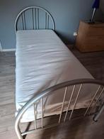 1 persoonsbed met lattenbodem en matras. Geen koerier ., Enlèvement, Comme neuf