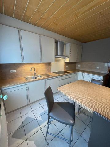 À vendre : cuisine d'occasion spacieuse et pratique + équipe, Synthétique, Enlèvement, Crème, Cuisine à mur double