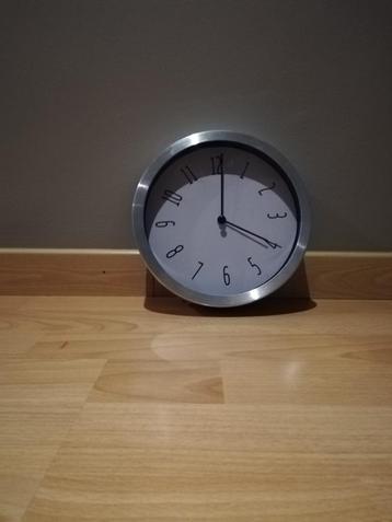 Wandklok beschikbaar voor biedingen