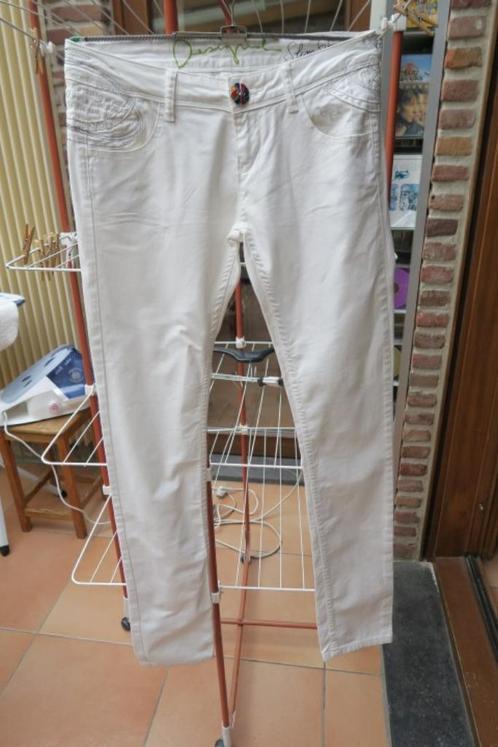 Broek wit Desigual slim fit tekst geborduurd mt 28 (mt 36), Kleding | Dames, Broeken en Pantalons, Zo goed als nieuw, Maat 36 (S)