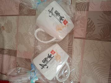 2 tasses avec écriture chinoise et visage beschikbaar voor biedingen