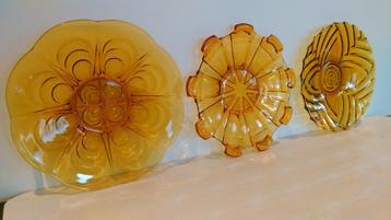3 Art Deco schalen persglas oker kleur , gemerkt beschikbaar voor biedingen