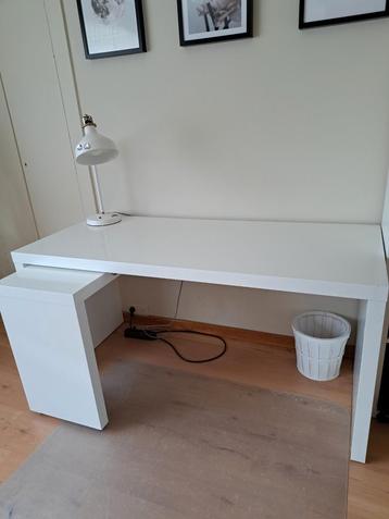 Ikea bureau in zeker goed staat, Huis en Inrichting, Bureaus, Ophalen, Zo goed als nieuw, Bureau