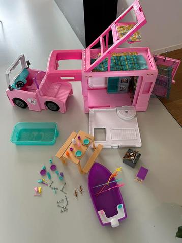 Barbie camper met zwembad/slaapgelegenheid/boot /bbq/tafel  disponible aux enchères