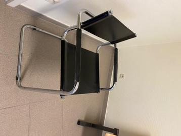 Vintage stoelen beschikbaar voor biedingen